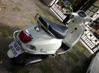 White Vespa LX 125