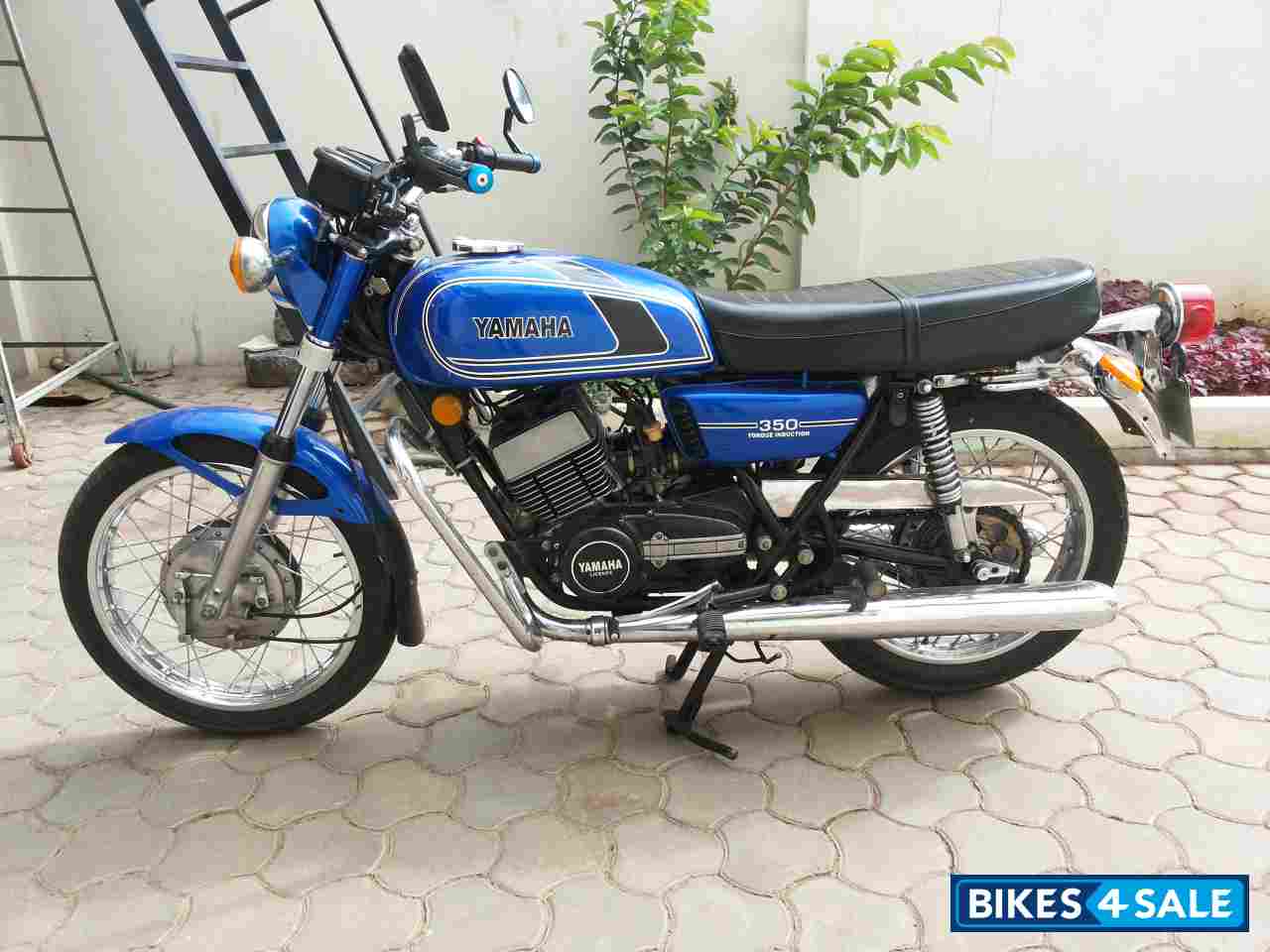 Blue Yamaha RD 350