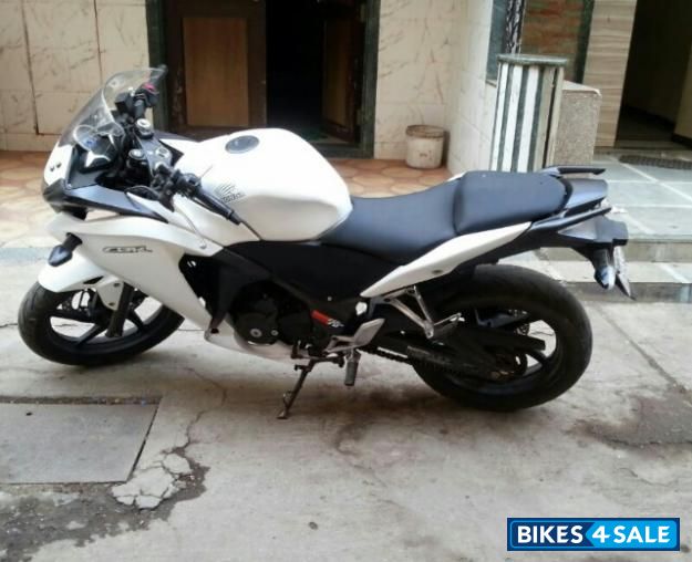 White Honda CBR 250R