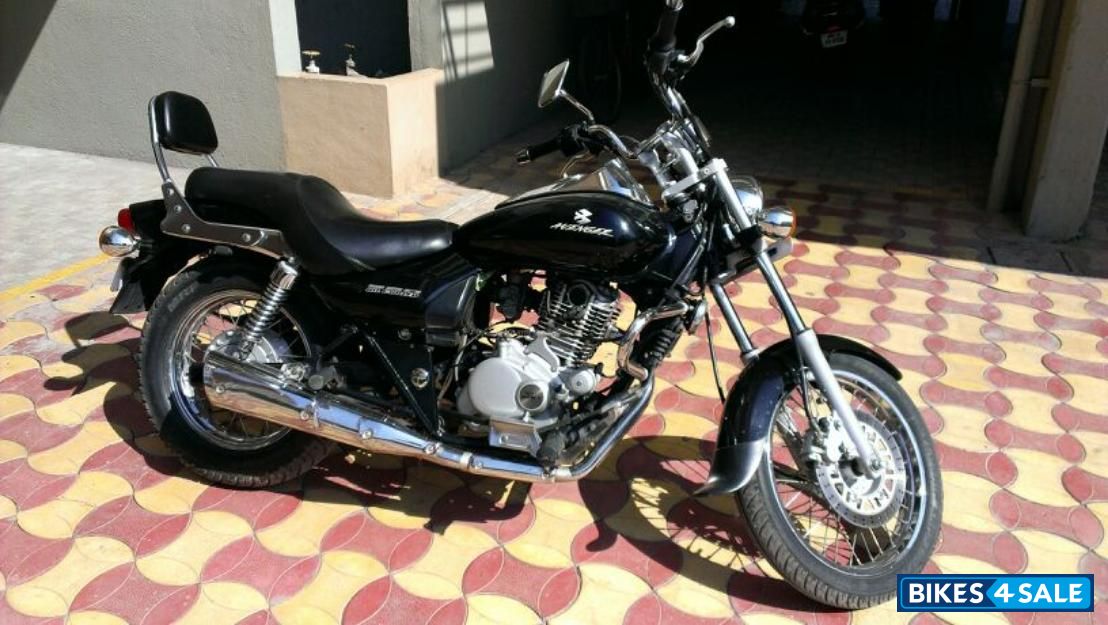 Black Bajaj Avenger 220 DTS-i