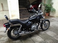 Black Bajaj Avenger 220 DTS-i