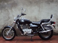 Black Bajaj Avenger 220 DTS-i