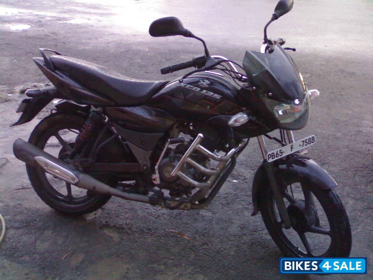 Black Bajaj XCD 125 DTS-Si