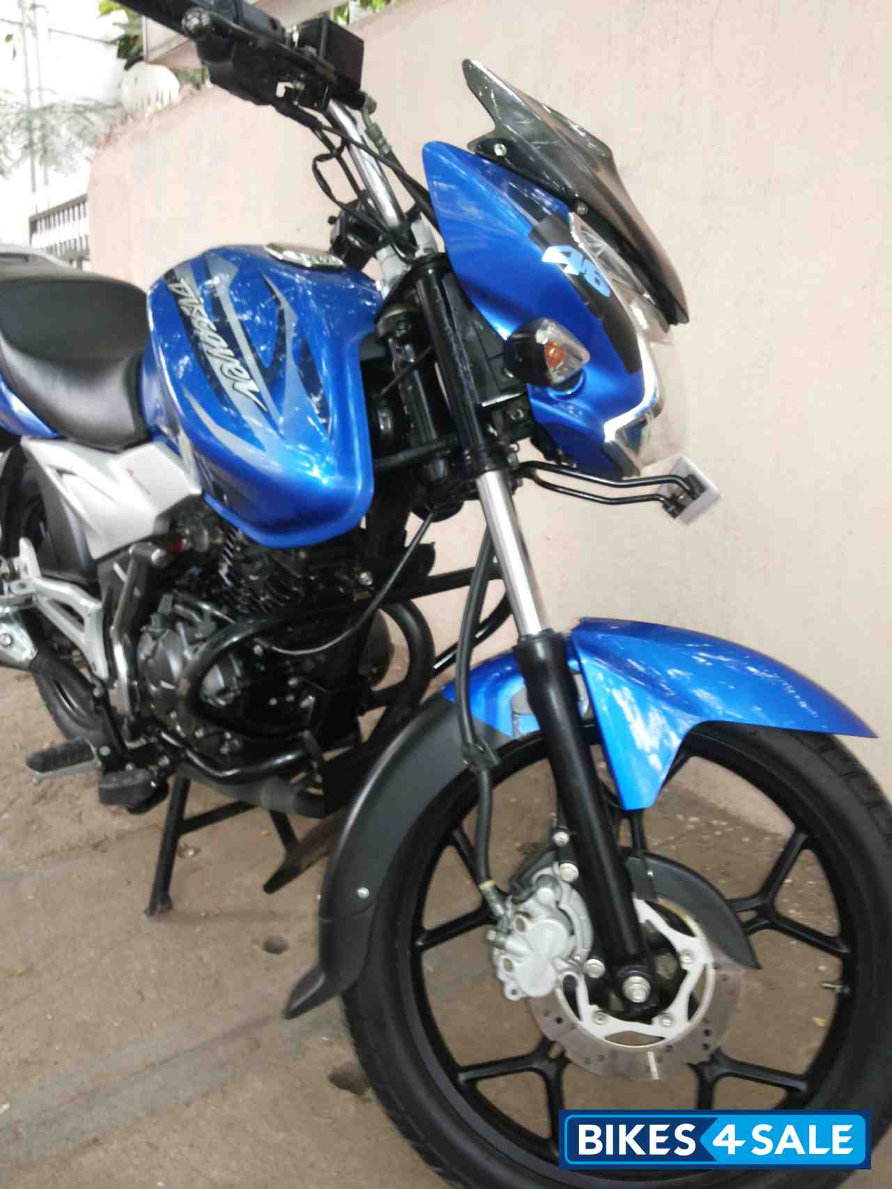 Bajaj discover outlet 125 blue colour