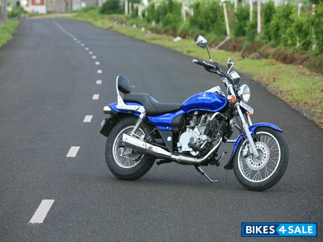 Blue Bajaj Avenger 220 DTS-i