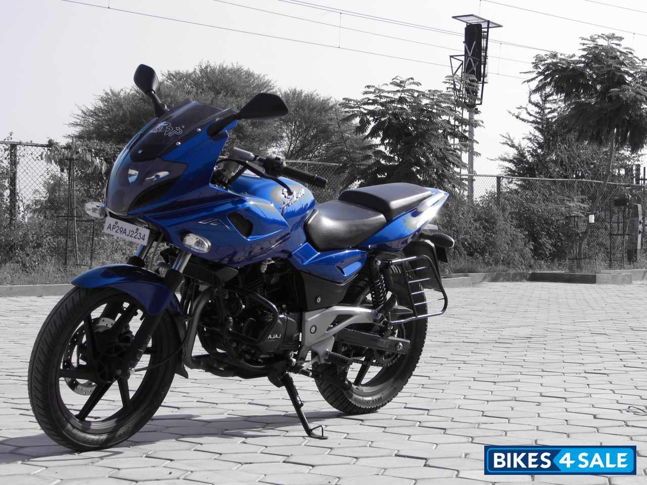 Plasma Blue Bajaj Pulsar 220 DTSi