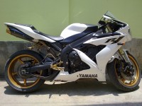 White Yamaha YZF R1