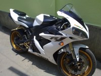 White Yamaha YZF R1