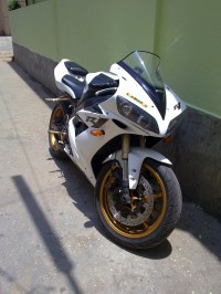 White Yamaha YZF R1