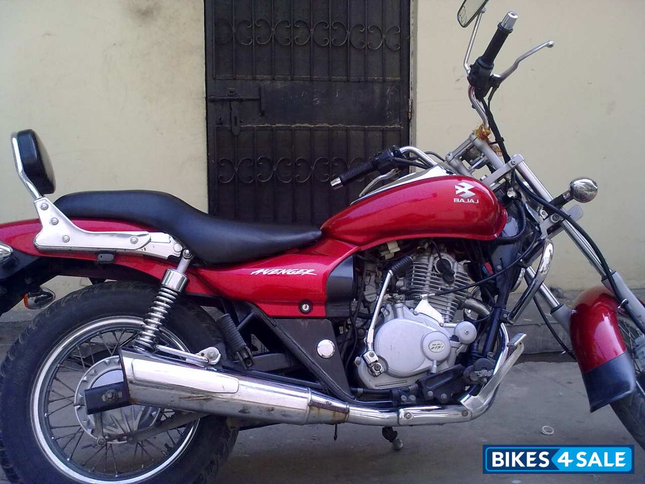 Wine Red Bajaj Avenger 180 DTS-i