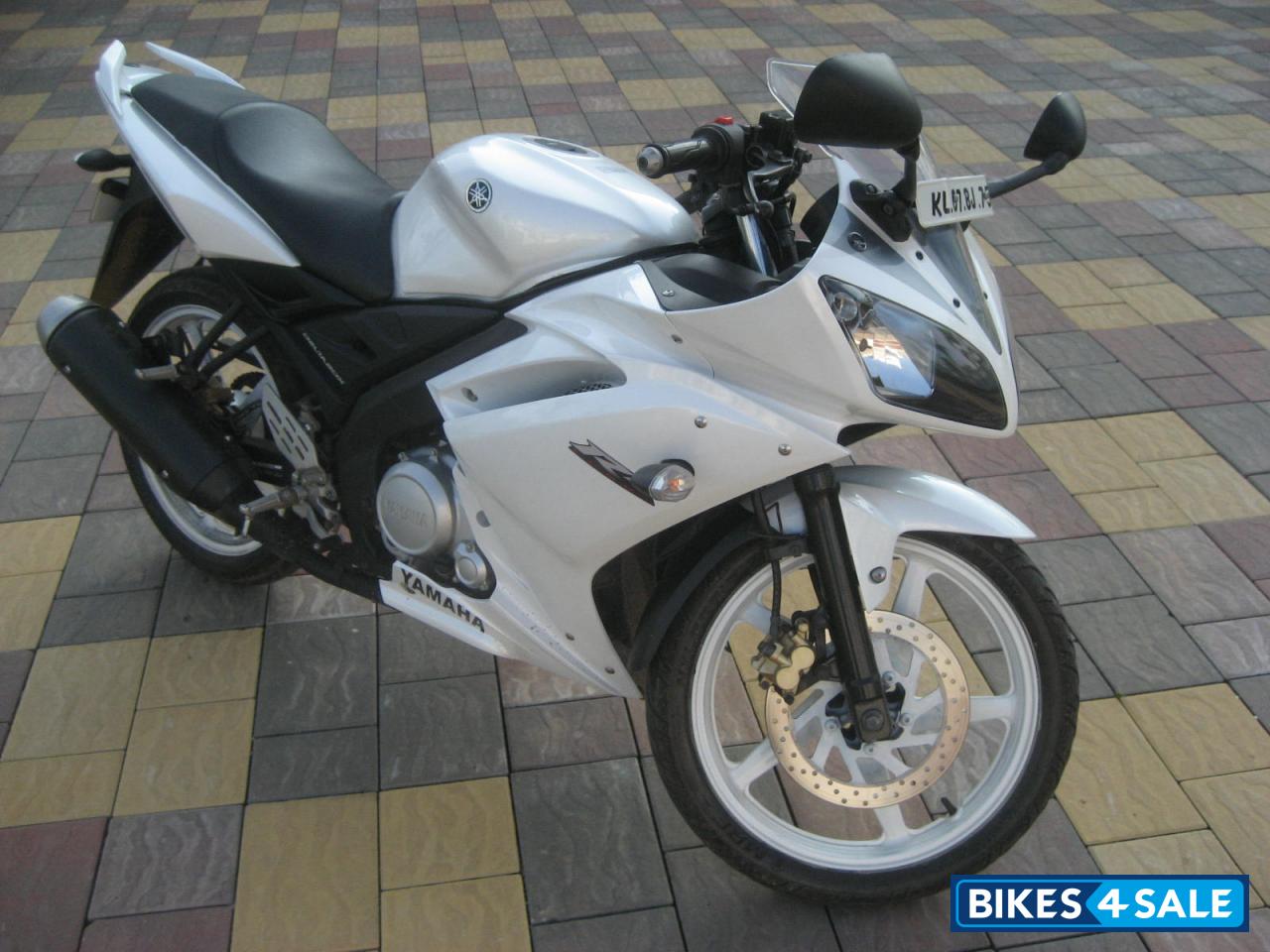 White Yamaha YZF R15