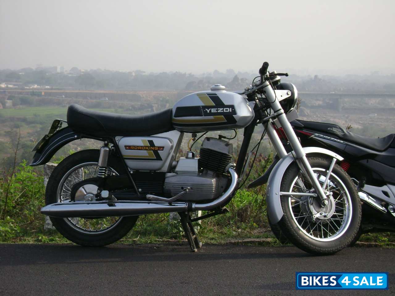 Metallic Silver Ideal Jawa Yezdi RoadKing