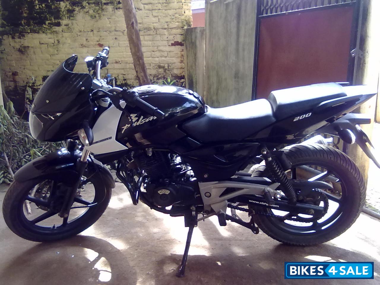 Black Bajaj Pulsar 200 DTSi