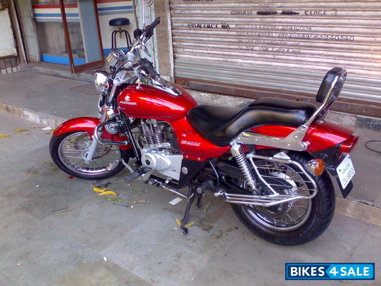 Red Bajaj Avenger 200 DTS-i