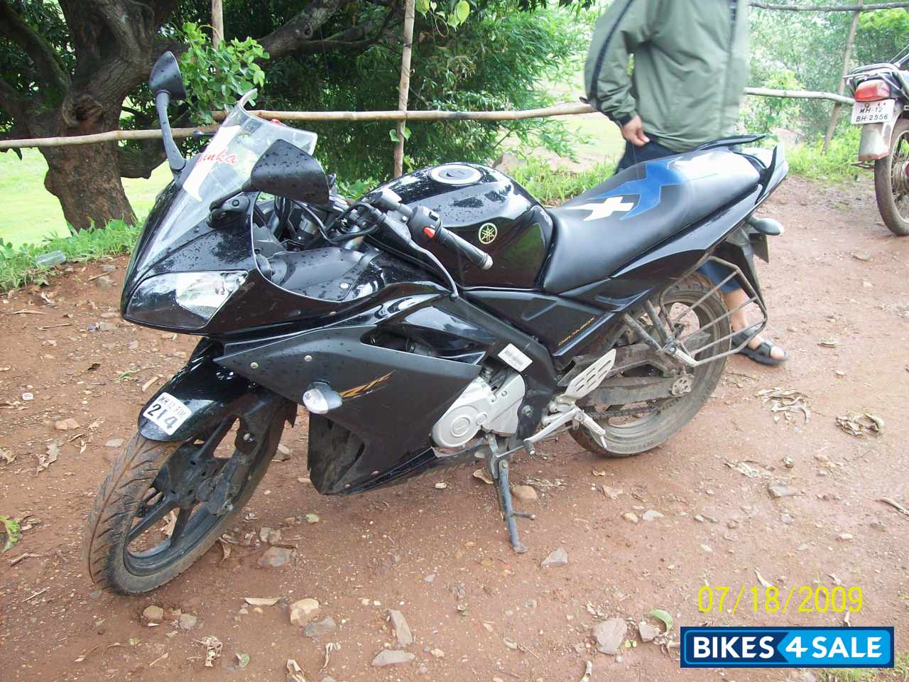 Black Yamaha YZF R15