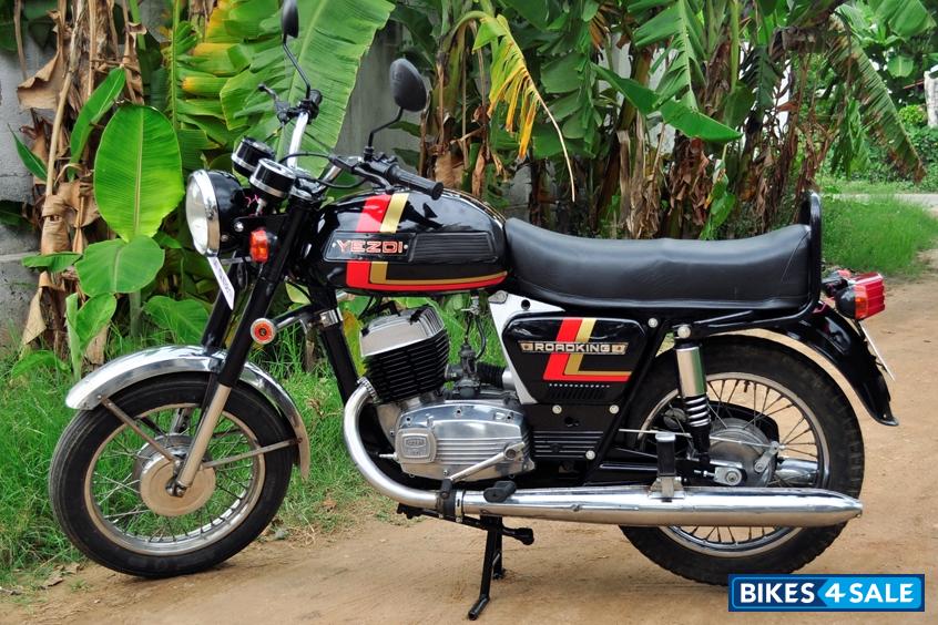 Black Ideal Jawa Yezdi RoadKing Black Ideal Jawa Yezdi RoadKing