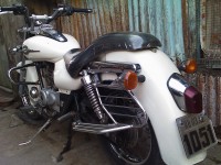 Off White Bajaj Avenger 180 DTS-i