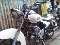 Off White Bajaj Avenger 180 DTS-i