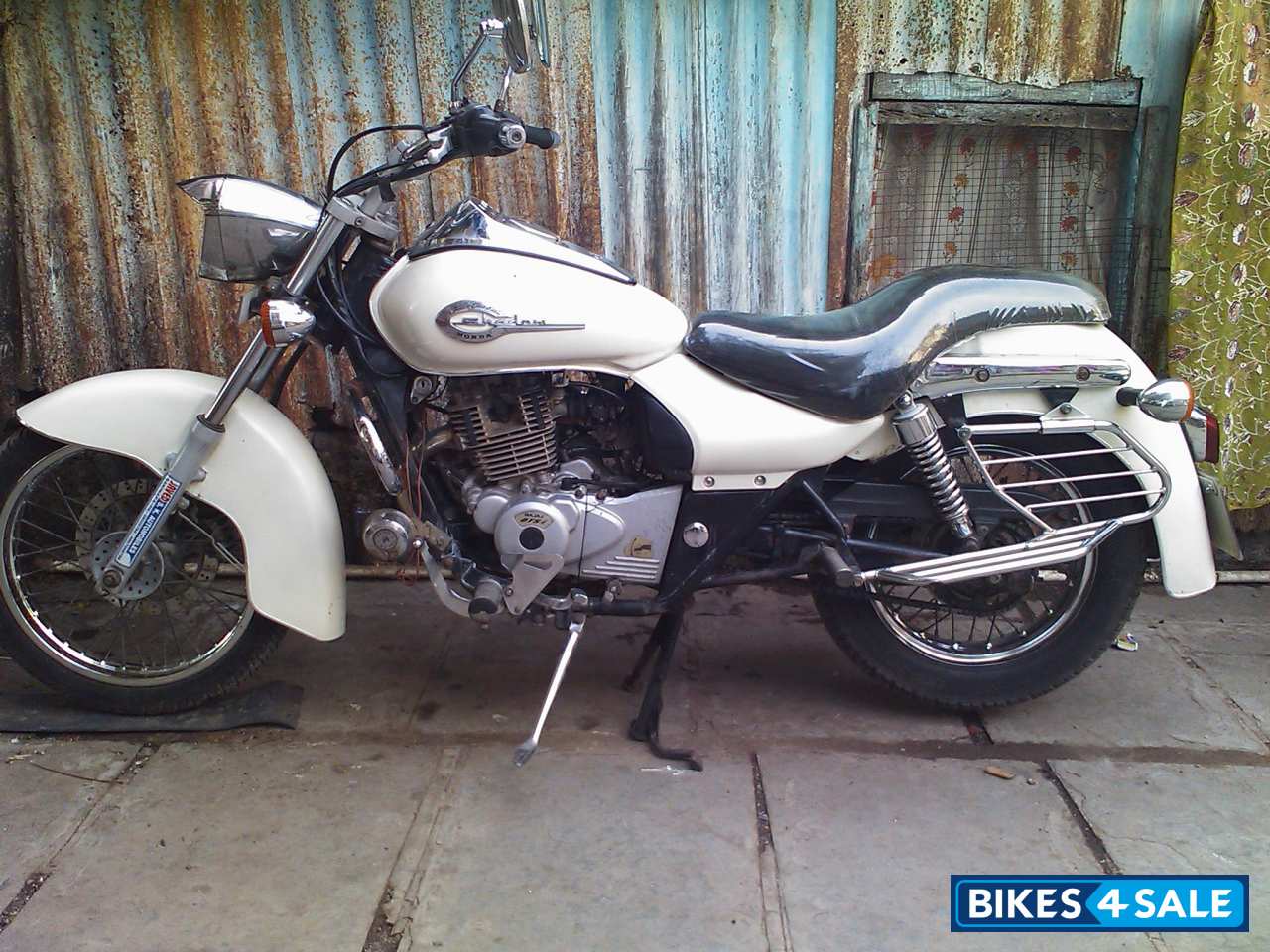 Off White Bajaj Avenger 180 DTS-i