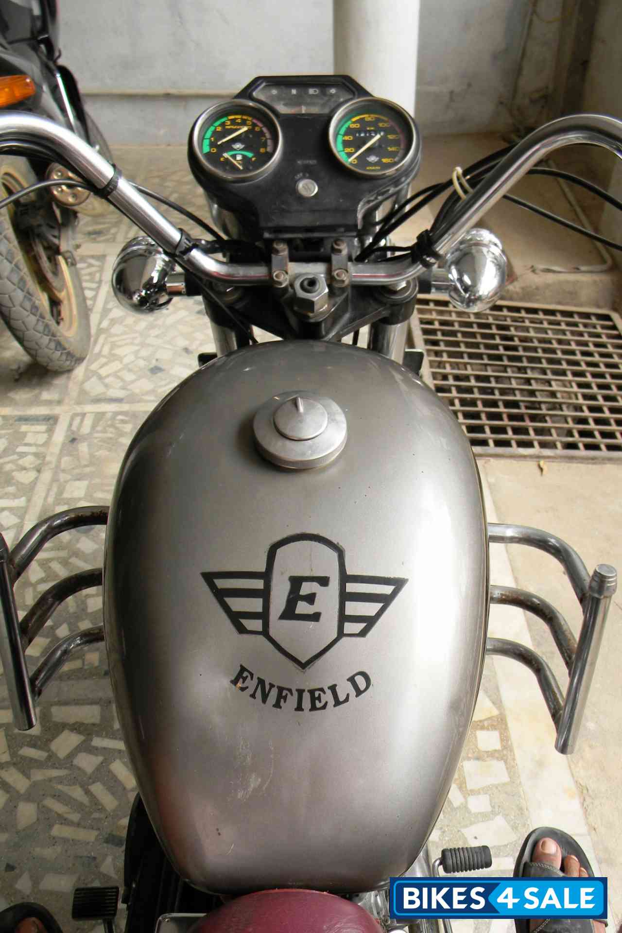 Grey Mettalic/black Duel Tone Royal Enfield Lightning 535 Grey Mettalic/black Duel Tone Royal Enfield Lightning 535