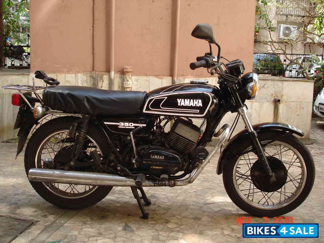 Black Yamaha RD 350