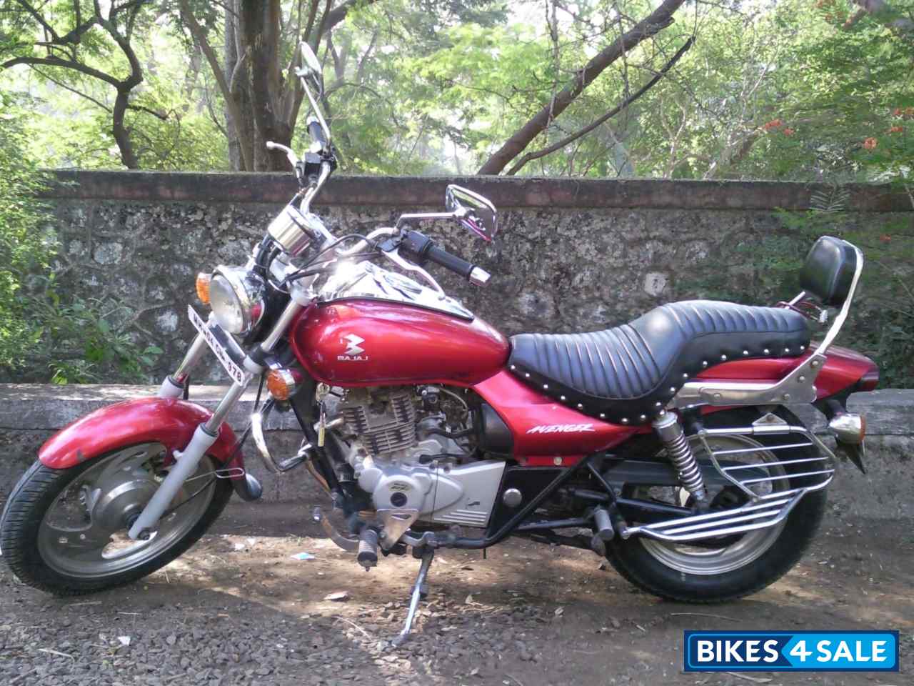 Red Bajaj Avenger 180 DTS-i