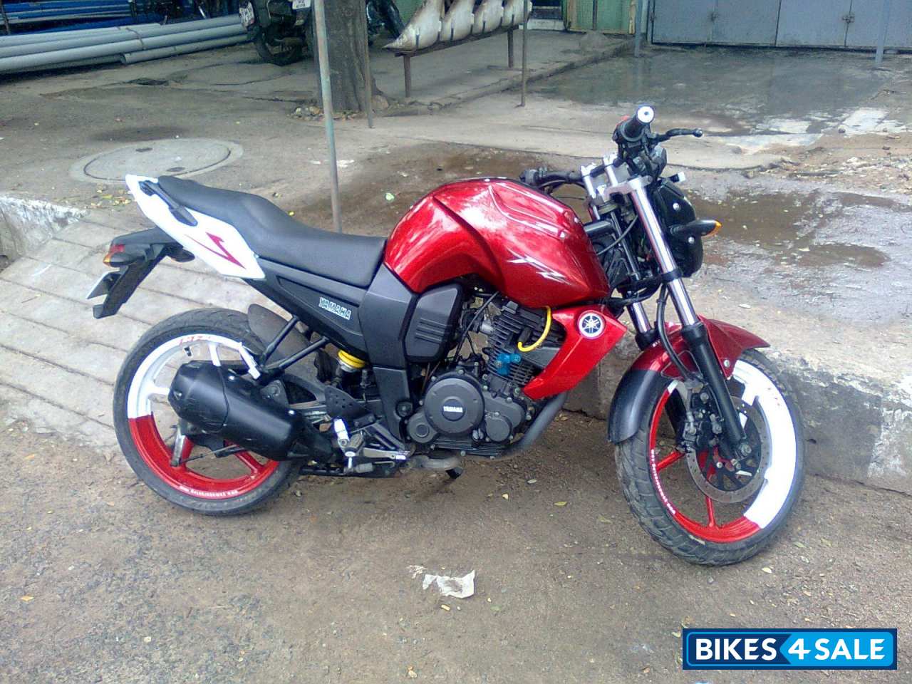 Red Yamaha FZ16