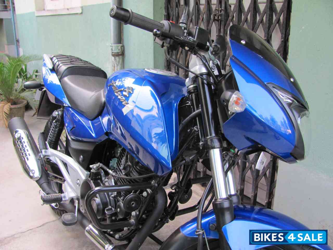 Pulsar 180 deals blue colour price