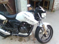 White TVS Apache RTR 180