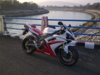 White/red Yamaha YZF R1