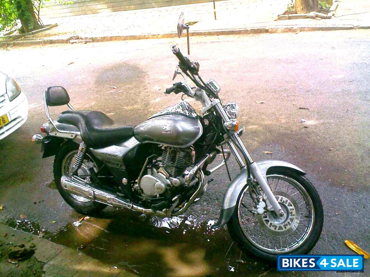 Silver Grey Bajaj Avenger 180 DTS-i