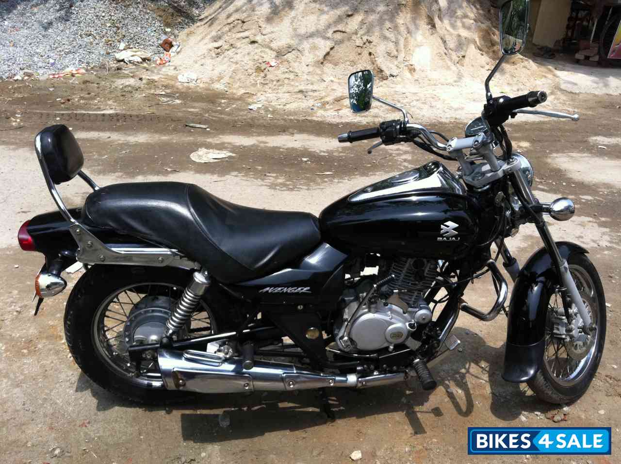 Black Bajaj Avenger 180 DTS-i