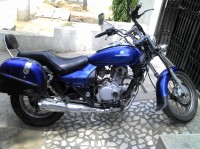 Blue Bajaj Avenger 200 DTS-i