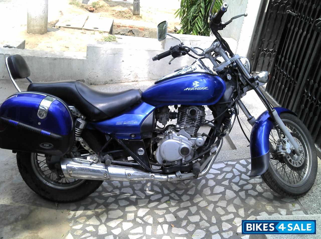 Blue Bajaj Avenger 200 DTS-i