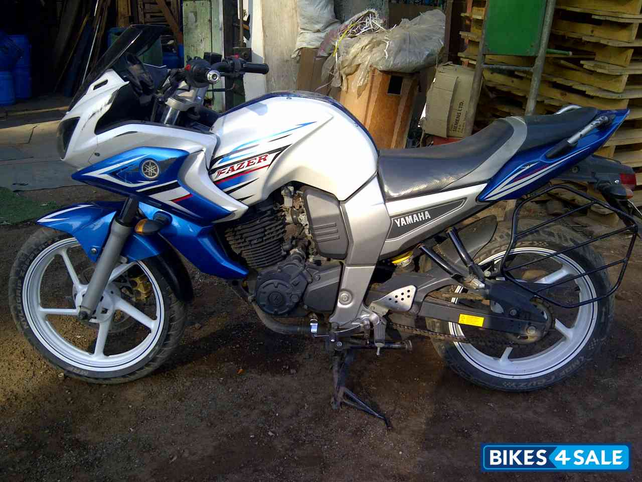 White/blue Limited Edition Yamaha Fazer