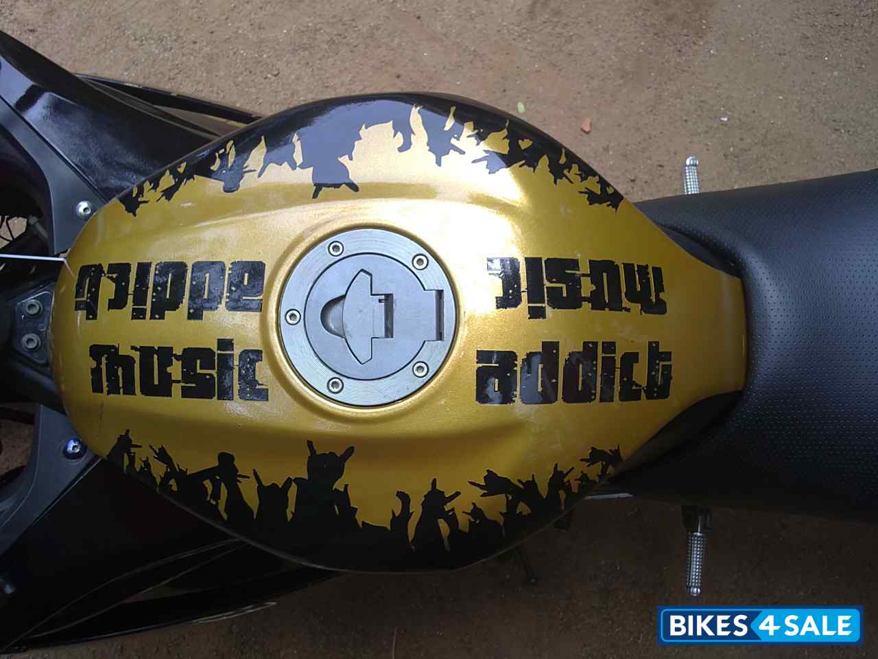 Black And Gold Yamaha YZF R15 Black And Gold Yamaha YZF R15