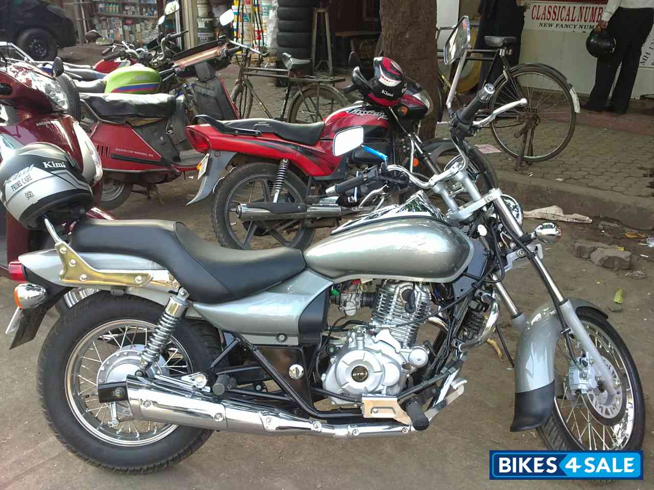 Grey Silver Bajaj Avenger 220 DTS-i