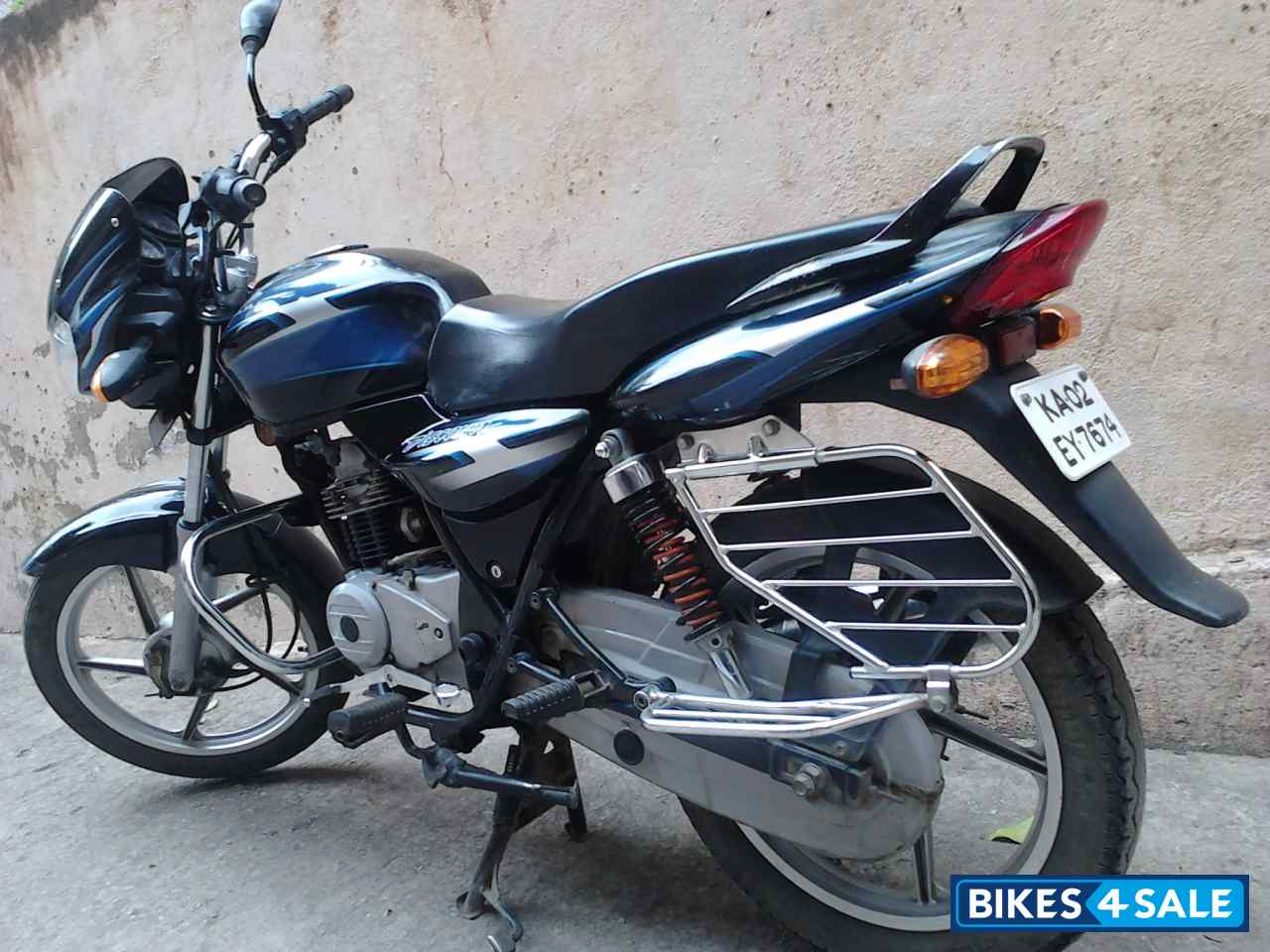 Blue-black Bajaj Discover 100 DTS-Si