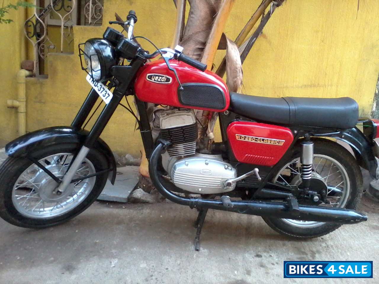 Red With Black Ideal Jawa Yezdi Classic