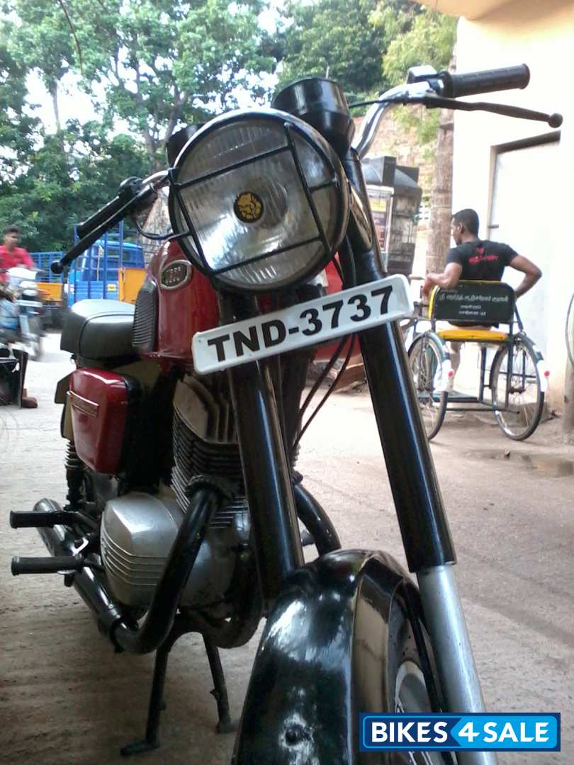 Red With Black Ideal Jawa Yezdi Classic Red With Black Ideal Jawa Yezdi Classic