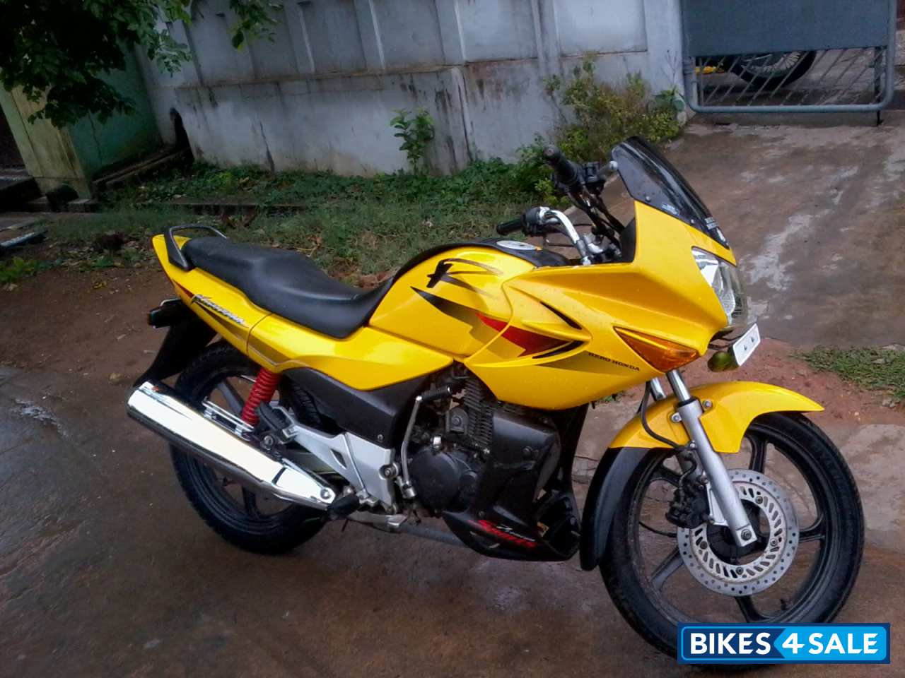 karizma bike yellow colour