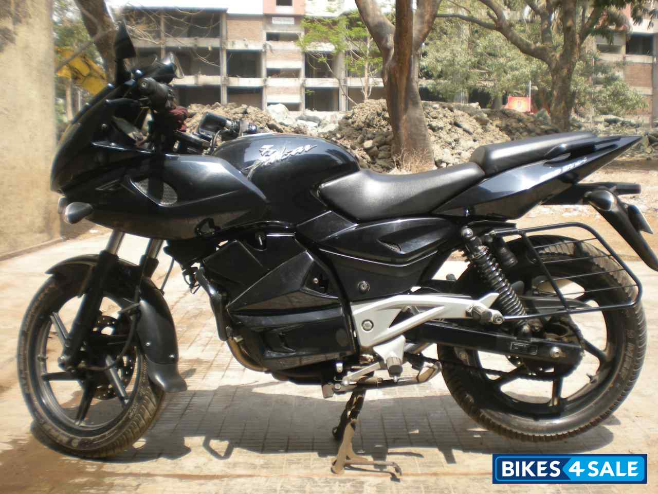 Black Bajaj Pulsar 220 DTSi