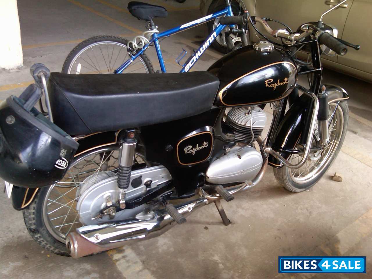 Rajdoot Old Model Bike Image
