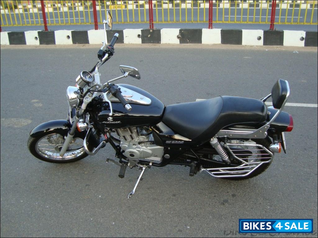 Black Bajaj Avenger 200 DTS-i