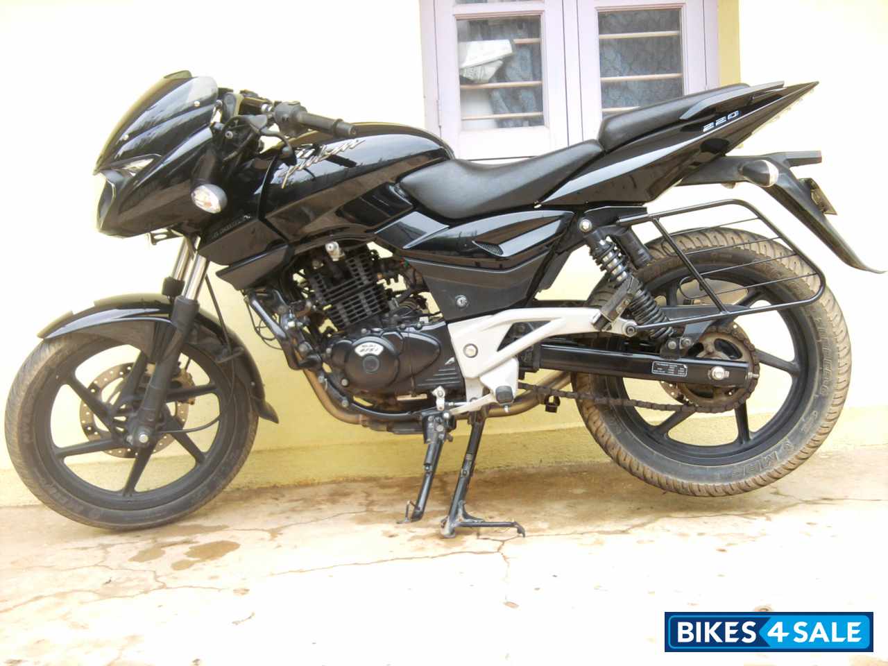Black Bajaj Pulsar 220 DTSi Black Bajaj Pulsar 220 DTSi