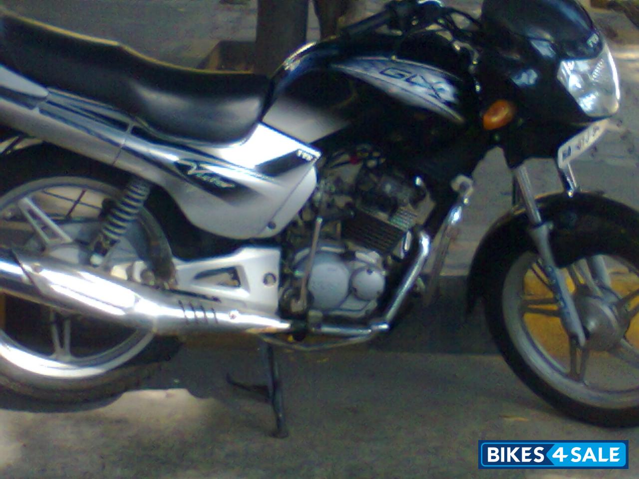 Black TVS Victor GX125