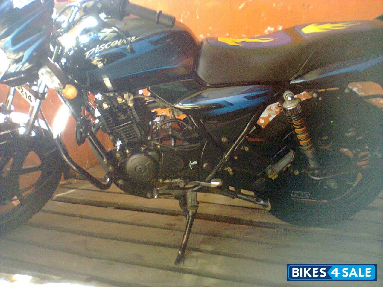 Black Bajaj Discover DTSi 135