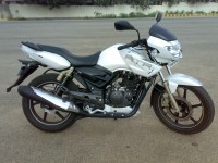 Pearl White TVS Apache RTR 180