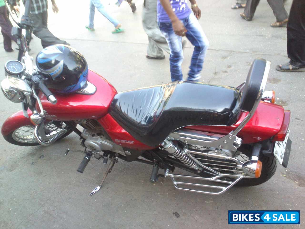 Red Bajaj Avenger 220 DTS-i