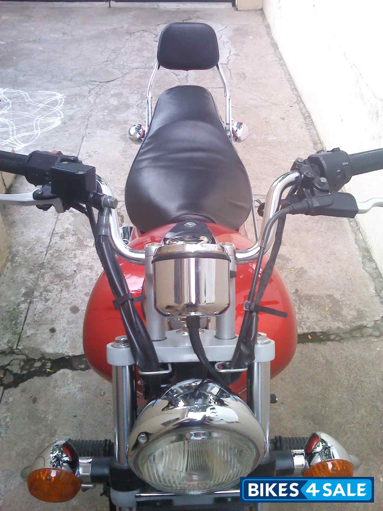 Wine Red Bajaj Avenger 220 DTS-i